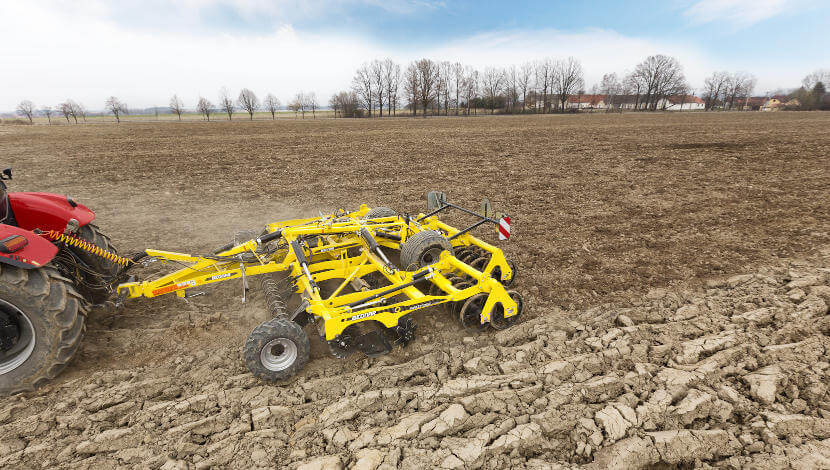SOIL CULTIVATION USING A DISC CULTIVATOR